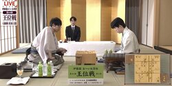 「アクスタかな？」藤井聡太王位VS佐々木大地七段の激戦見つめる“不動”の記録係が話題「彼だけ静止画」「姿勢が素晴らしい」