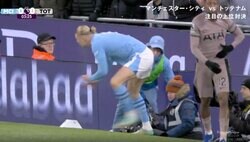 みんな逃げて！衝突したら大惨事… 怪物・ハーランドがカメラマン席に突撃した衝撃の瞬間　スライディングタックルの勢いそのまま飛んできた危険シーン