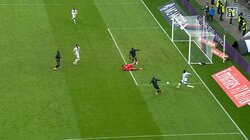 「リヨンは何やってんだ？」伊東純也の“爆速プレス”にファン驚愕 GK大慌て「守備連携」ハマった瞬間