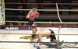 2.7キロ体重超過も試合強行 1R3ダウンの衝撃KO劇「体つき違うやん」ファン困惑も驚きの結末