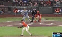 球場騒然！ 大谷翔平、バット破壊で“想定外のハプニング”「怖すぎ」 投手の足元を打球が“爆速通過”「捕れる選手いない」