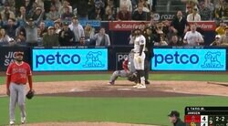 とんでもないバットぶん投げ！ 天才タティスJr.、まさかの“確信止まり”「やりすぎw」豪快サヨナラ弾→超ド派手リアクション「MVPあるな」