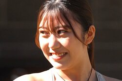 21歳グラマー美女、ピチピチのヨガウェアでイケメン俳優と密着トレーニング「恥ずかしい」