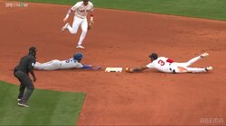 お互いが頭から突っ込む！セカンドベースを巡る激アツ攻防戦→即“チャレンジ”にファン大興奮「へソンの1ミリ」「同時に見えるが」