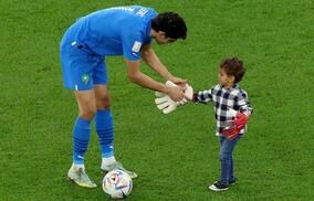 「アイスと勘違い？」インタビュアーのマイクを舌でぺろり…モロッコ守護神の2歳の息子が可愛すぎると話題に！「なんてキュートなんだ」