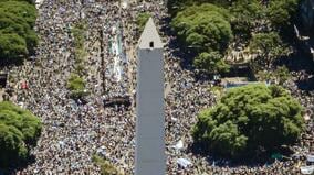 W杯優勝で…68mの塔に登るアルゼンチンファンがスゴすぎる