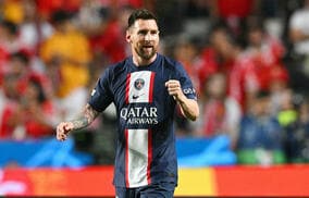 W杯王者のメッシがついにPSG合流！ ガード・オブ・オナーでの出迎えにはどこか照れ臭そうな表情も