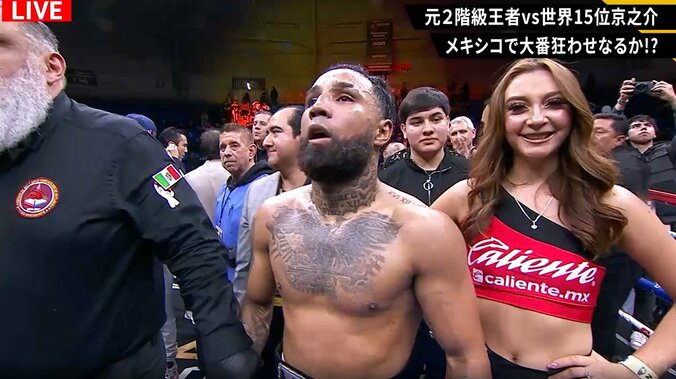 カメラ目線のラウンドガール