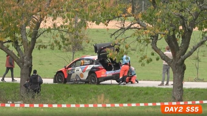 “公道最速”ラリーカー、ボンネット跳ね上がったまま大激走！ 視界半減も“全開”…目を疑う光景に37歳世界王者の意地 3枚目