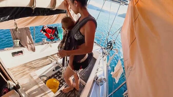 【写真・画像】0歳と4歳を育てる“奄美大島の船上生活一家”、壁をぶち抜いた“一軒家”を公開「船だとハイハイできないので」ヨットでの子育てを危惧　2枚目