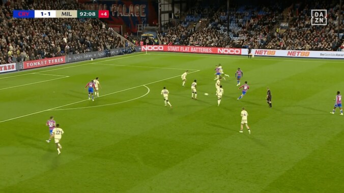 ファン熱狂！ 鎌田大地の“完璧スルーパス”が「絶品」「値千金レベル」４人に囲まれる→決定機演出の一部始終 2枚目