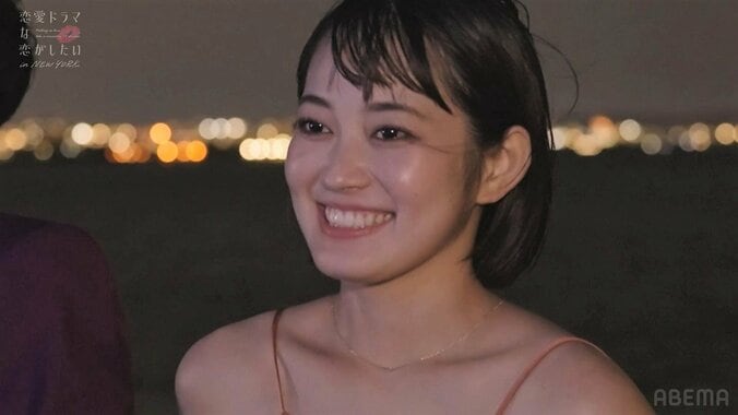 「この後部屋に来るんですか…？」元国民的美少女、背中ぱっくり＆大胆美脚ドレスでディープなキスシーン前夜 1枚目