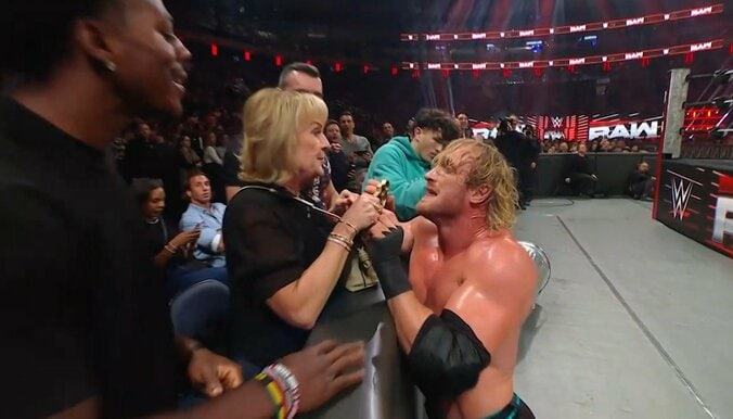 「なんて母親だ！」リングサイドで息子に“凶器” 前代未聞の事態にファン驚愕 3枚目