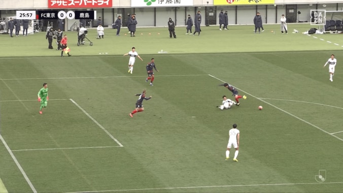 「ダイブじゃね？」FC東京の“決定機消滅”判定にファン騒然「頭から突っ込んでる」鹿島戦の接触プレーが波紋 4枚目