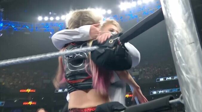 コーナーに追い込み“ハグタックル”