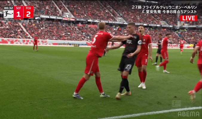 「やりやがったな！」堂安律の“激強デュエル”に相手FWがイライラ→妨害行為でスタジアム騒然「レッドカードだせよ」「何してくれとんじゃ」 3枚目