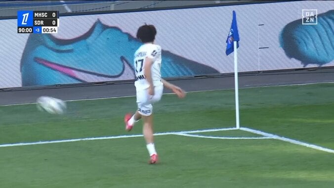 「バチくそキレてる」「敬斗プンプン」中村敬斗、味方にFKを奪われて激昂→ボールを蹴りつけて感情爆発の瞬間 3枚目