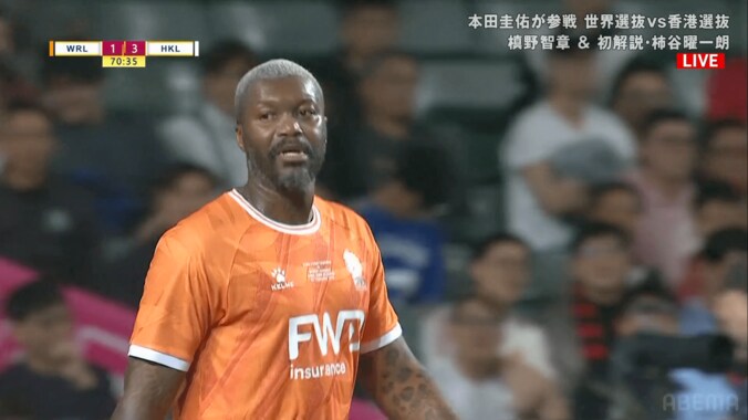 嘘だろ？ 奇想天外な“ジャンピングヒールショット”にスタジアム騒然！「なに今の！？」「うますぎ」元フランス代表FWがアクロバティックすぎた瞬間 3枚目