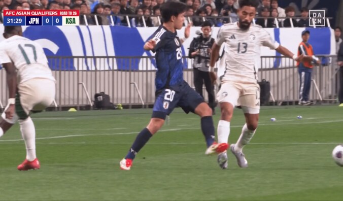 「ふざけるな！」久保建英が“危険タックル”被害で悶絶…「タケ可哀想」「足裏は危ない」「大丈夫か？」ファンが激怒＆心配した瞬間【日本代表】 2枚目