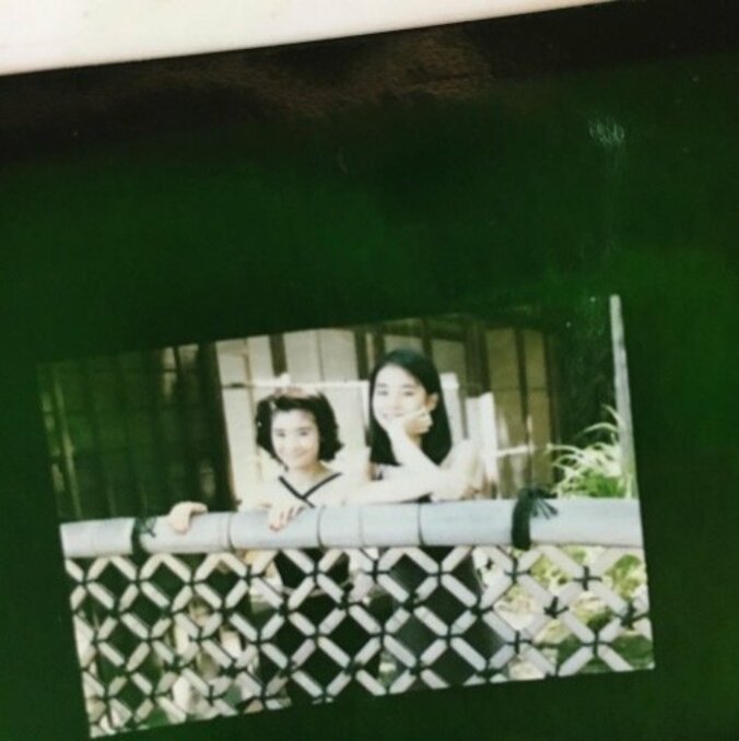 石田ゆり子、20年前の姉妹ツーショットを公開　「美しさ変わらず」と反響 1枚目