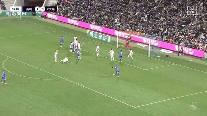 衝撃！元日本代表GKが「怪物すぎる」至近距離弾を“超反応セーブ”「残念そこは中村航輔」「半端ないって」長崎MFも苦笑い 4枚目