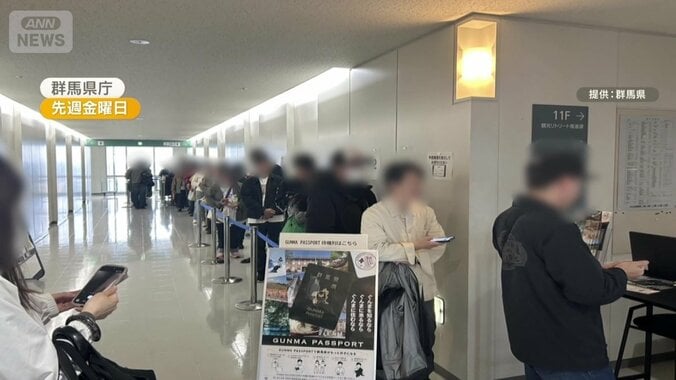 県庁に多くの人が押し寄せ長蛇の列