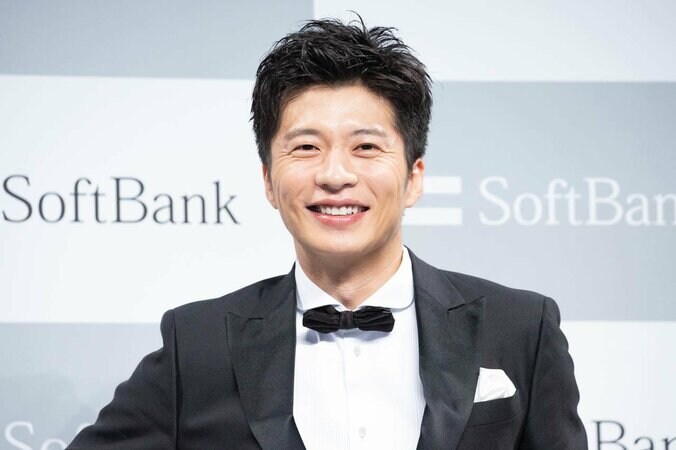 【画像】田中圭＆“お父さん”の可愛らしいキスに、報道陣ほっこり（23枚） 23枚目