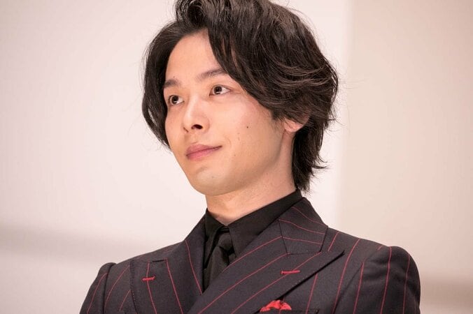 中村倫也、『孤狼の血』狂犬役に「緊張で眠れなかったです…8時間くらいしか（笑）」 5枚目