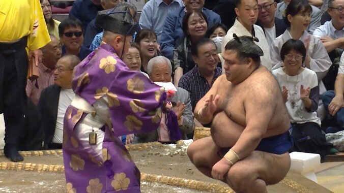 【写真・画像】「めっちゃ分厚い」高安、横綱撃破で“上限懸賞”ゲット 計61本…金星で手にした夢ある光景に反響続々 1枚目