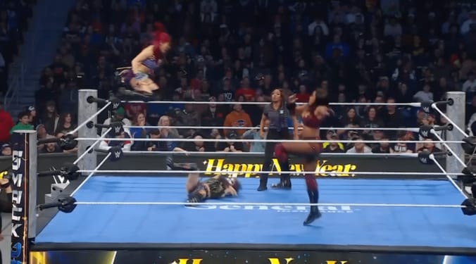 ラッシュの“迎撃キック”をモロにくらうイヨ