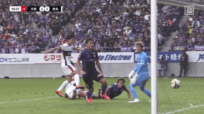 足が痙攣しても突っ込む！鈴木優磨、魂の“足裏ゴール”が話題沸騰「動き直し凄い」「漢の中の漢すぎる」鹿島を救う劇的同点弾の瞬間 3枚目