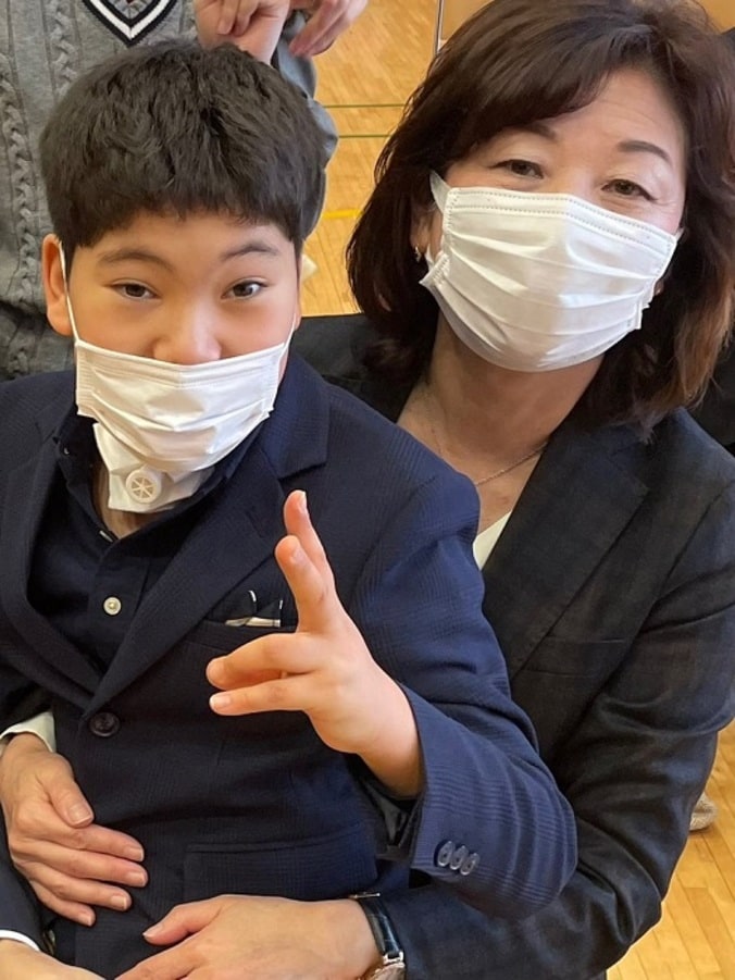  野田聖子氏、息子の“卒業を祝う会”に参加し感涙「彼が堂々、スピーチしてる」  1枚目