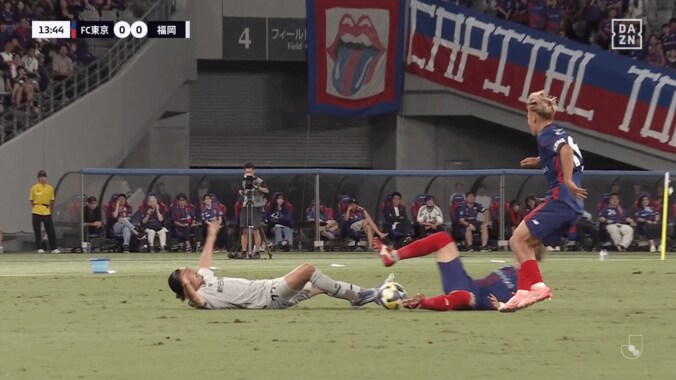 スタジアム騒然！危険な“後方タックル”がノーカード…「退場やろ」「VAR介入なし？」選手＆ファンが不満を募らせた瞬間 3枚目