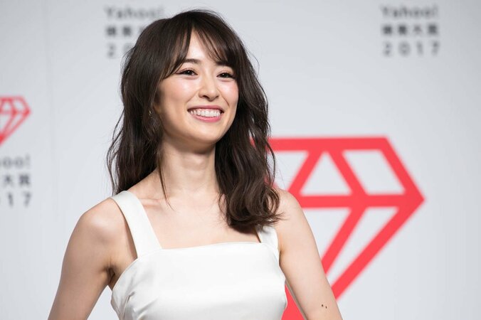 泉里香”ボディラインが出るドレス”で「Yahoo!検索大賞」に登壇 5枚目