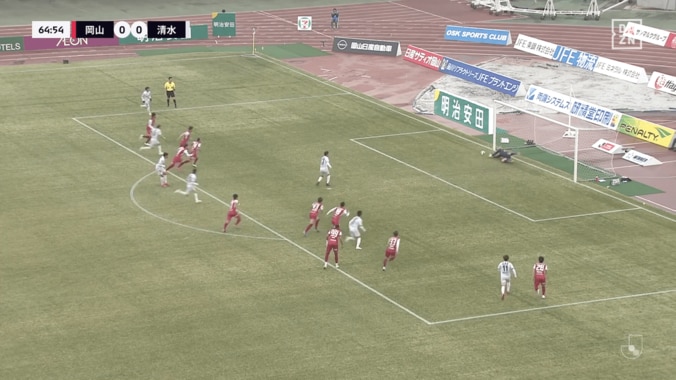 脅威の“PK阻止率75％”！岡山GKの衝撃セーブ＆ドヤ顔にSNS騒然「スーパーすぎる」「ブローダー神」「２年連続でトラウマや…」ドイツ人守護神がまたも“清水キラー” 2枚目