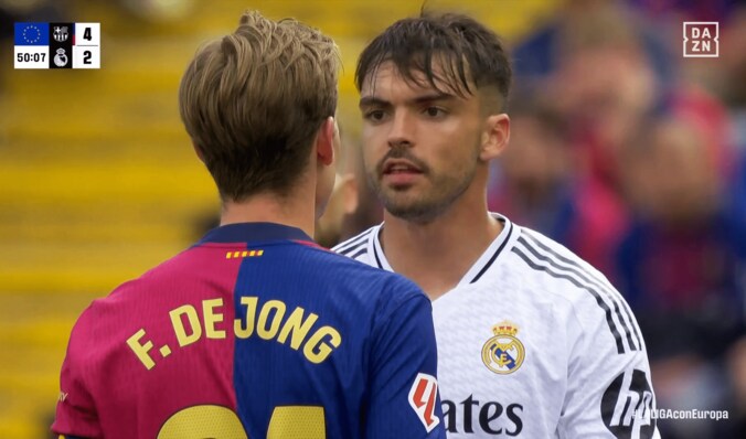 【写真・画像】「スキャンダラスな誤審」vs「故意のハンドではない」クラシコの“PK疑惑”で大論争！バルサ系メディアが激怒＆マドリード系は判定支持　1枚目