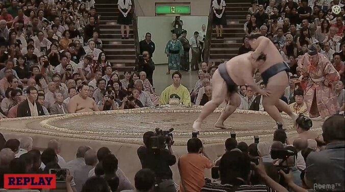 復活目指す稀勢の里、237日ぶりの白星に館内大喝采　8場所連続休場から進退かける秋場所 1枚目