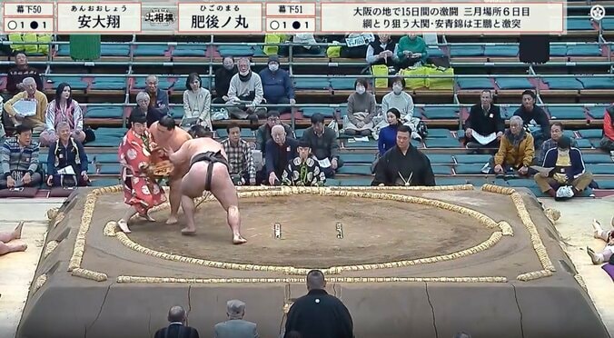 館内騒然！行司が力士に突き飛ばされるアクシデント 「すっごい吹っ飛んだ」「初めて見たかも」無事立ち上がり拍手受ける 2枚目