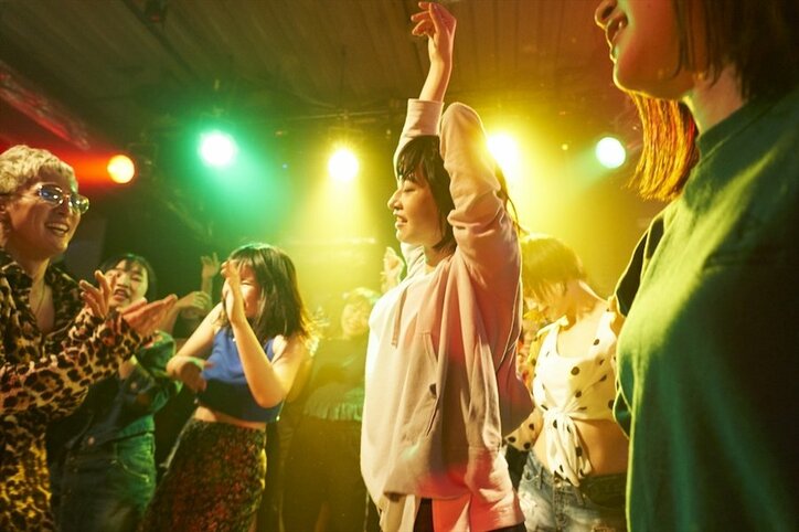 門脇麦、成田凌らの若いエネルギーがほとばしる　映画『チワワちゃん』“青春炸裂”な場面写真一挙解禁