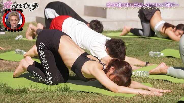 与田祐希似の22歳美女、セクシーすぎるヨガウェアで“女豹”ポーズ！ 金髪YouTuberと密着トレーニングも