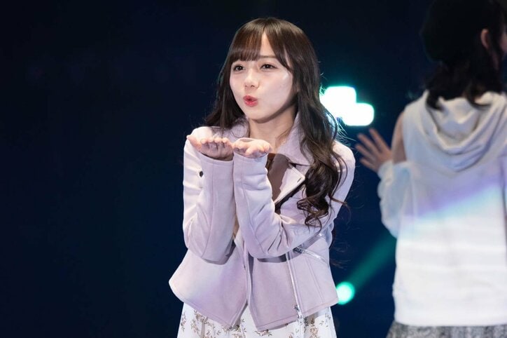 日向坂46が平成最後の『TGC』で3曲ミニライブ、濱岸ひよりが初ランウェイで笑顔を見せる