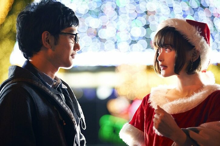 玉城ティナがセクシーサンタのコスプレで登場！会社の先輩を悩殺？（AbemaTV）