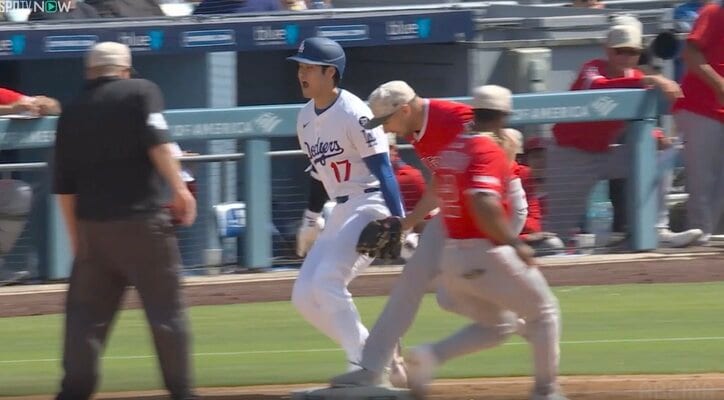 【写真・画像】一体、何が起きた？ 大谷翔平、想定外のハプニング後に“まさかの光景” 「珍しい」「めっちゃ見てるw」 バットが折れて呆然… 動きが止まる　1枚目