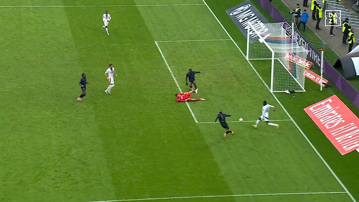 【写真・画像】一体、何が！？ 伊東純也のチームメートが“たった10分”で一発レッド…審判も異例宣告「早く出ろ！」敵地騒然の退場劇　1枚目