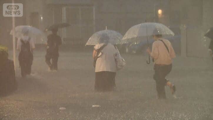 千葉県で記録的豪雨 帰宅時間を直撃 アスファルト浮き水噴き出す