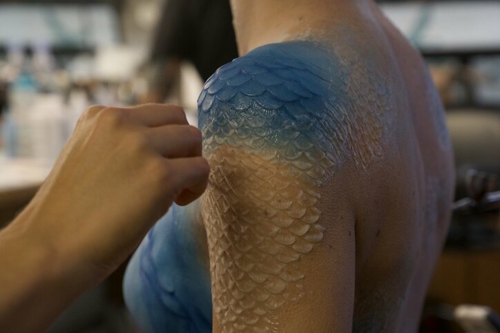 マッケンジー・デイヴィスが特殊メイクで人魚に！ 『タリーと私の秘密の時間』メイキング写真