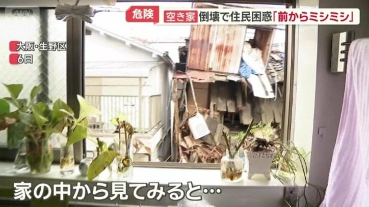 窓から見えるぶら下がったエアコンの室外機
