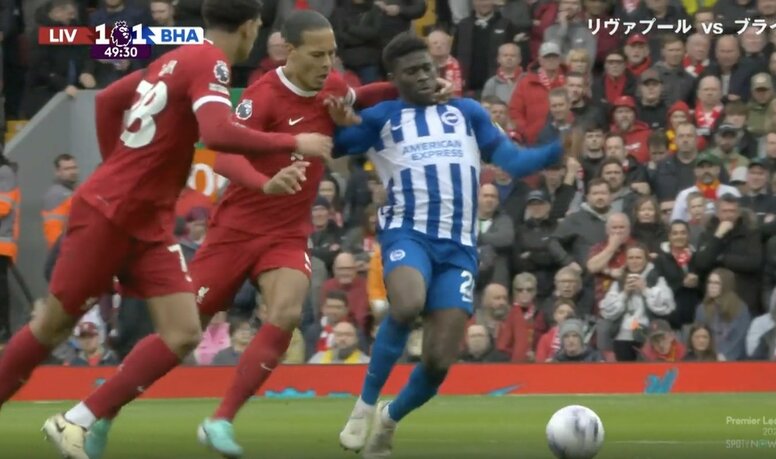 「誤審だろ！」因縁の審判がミスジャッジか？… スタジアムは騙された！よく見たら… 首に手をかけて吹っ飛ばす“悪質ファウル”が炸裂していた瞬間