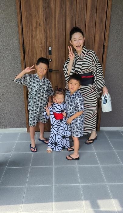 小原正子 浴衣姿の家族ショットを公開 涼しげですね 似合ってます の声 話題 Abema Times 小原正子 浴衣姿の家族ショットを公開 涼しげですね 似合ってます の声 話題 Abema Times