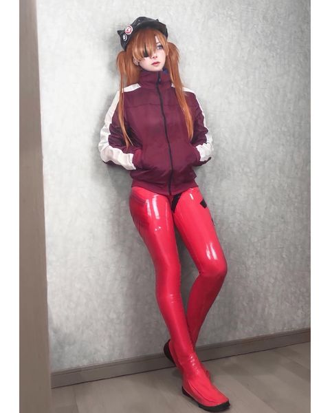 本物のアスカやん 超完璧 コスプレイヤー プーチン エヴァ アスカに扮したクールなジャージ姿に称賛続々 ニュース Abema Times